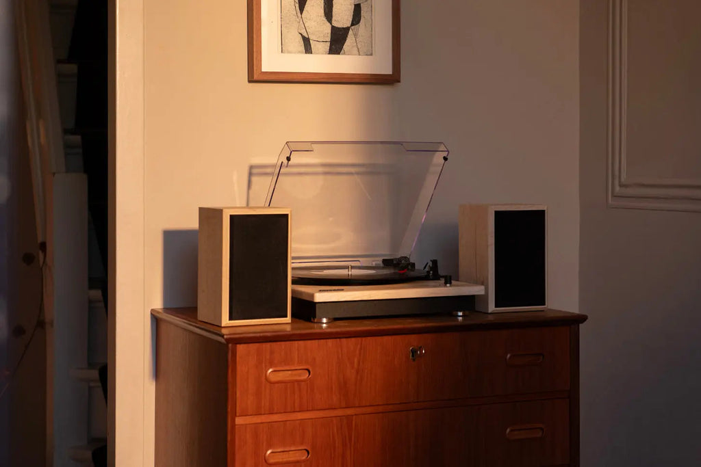 Tourne-disque avec haut-parleurs